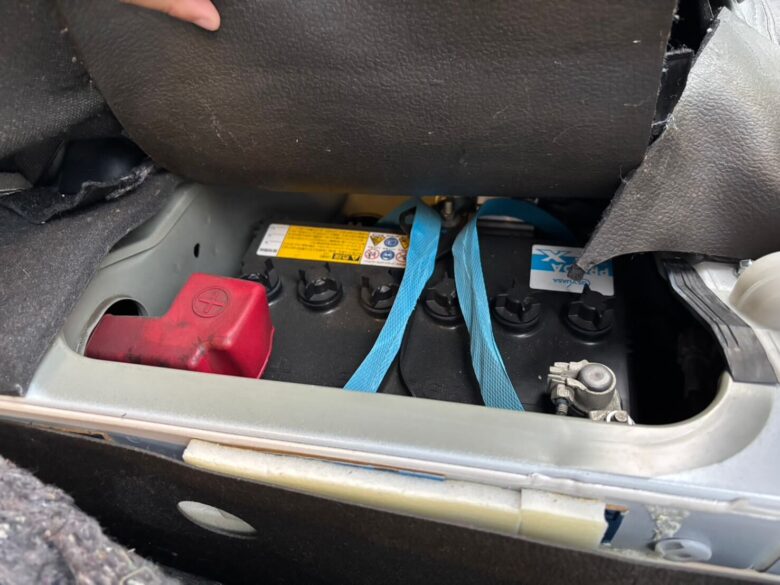運転席下のバッテリー