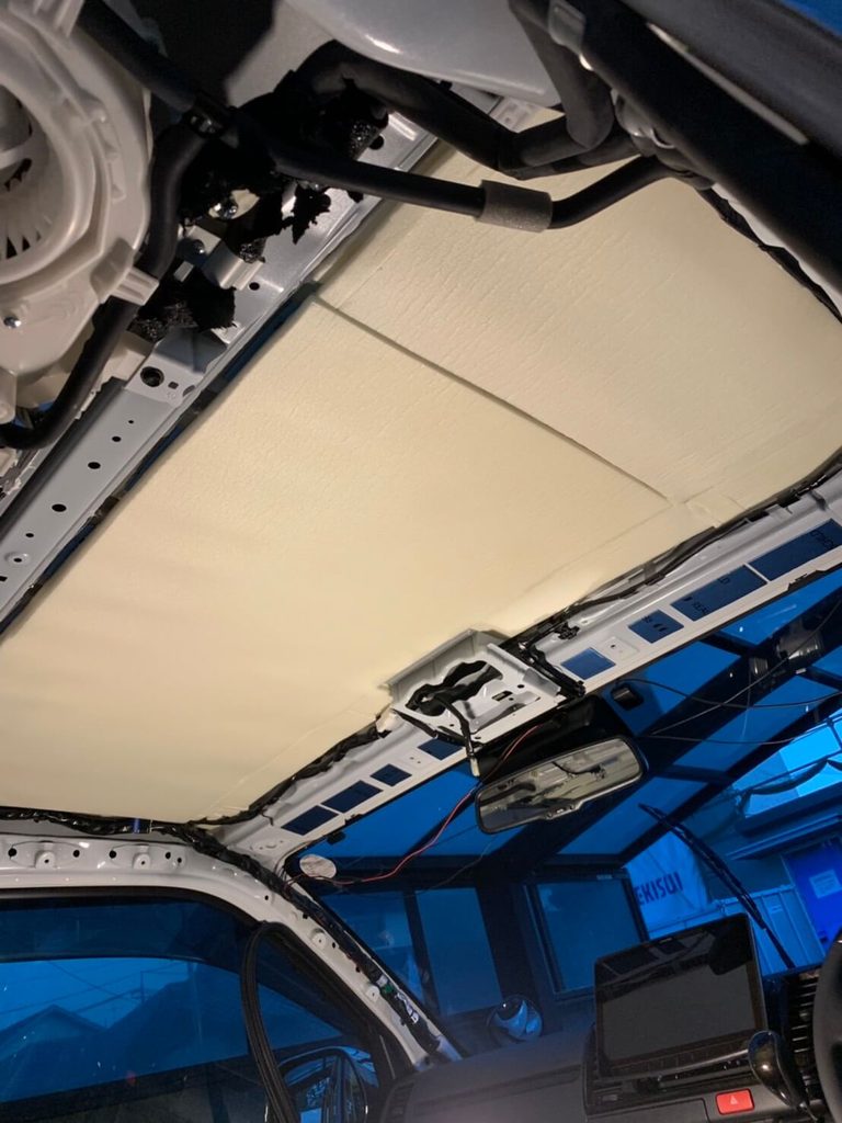 ハイエースに断熱材を施工した様子2